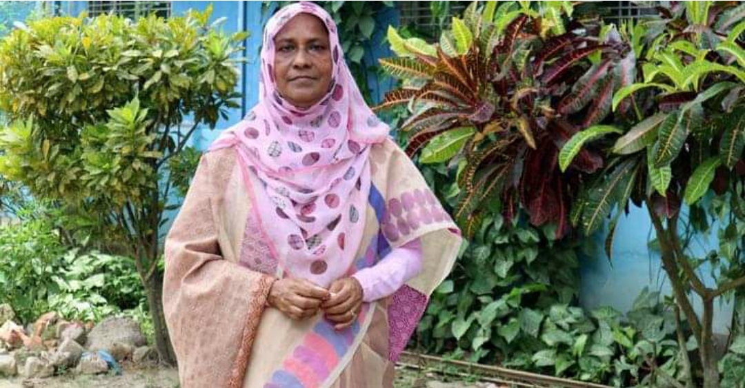 ৬২ বছর বয়সে মাস্টার্স সম্পন্ন করলেন,হার না মানা সংগ্রামী এই নারী